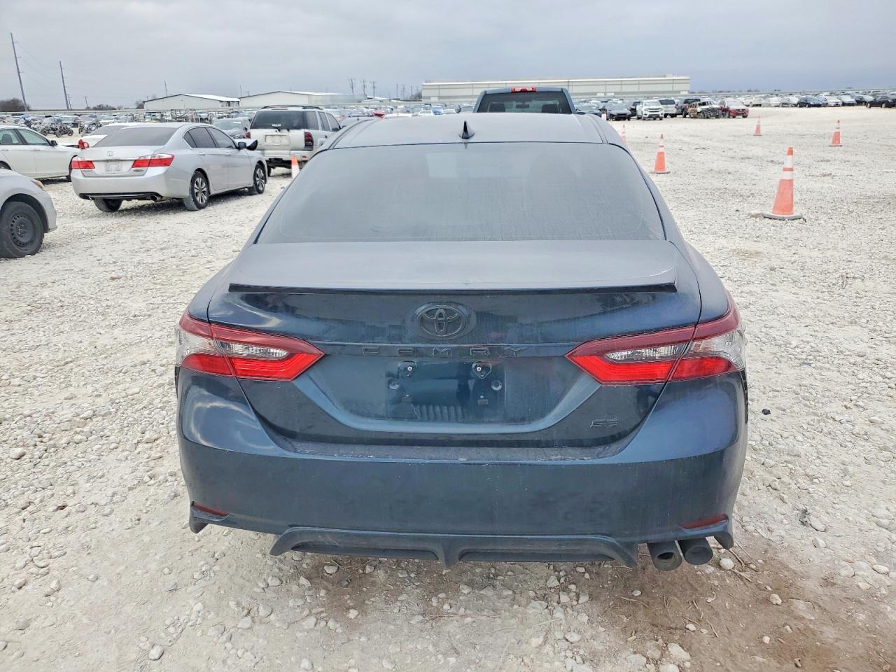 2021 TOYOTA CAMRY SE photo 6