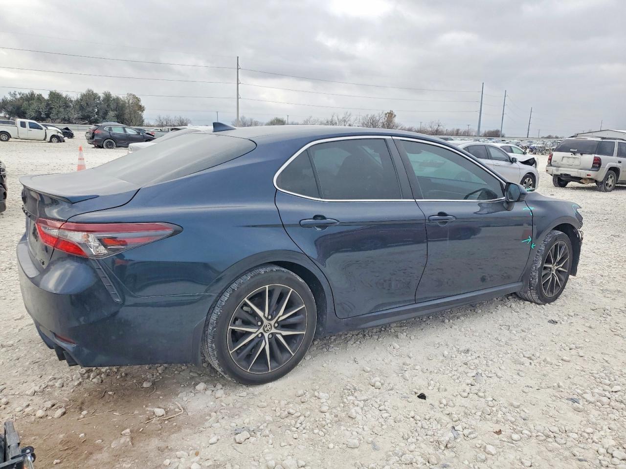 2021 TOYOTA CAMRY SE photo 3