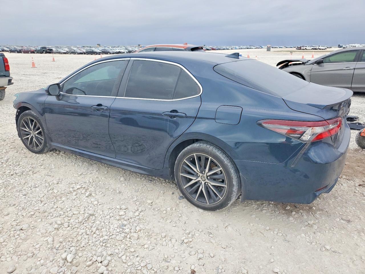 2021 TOYOTA CAMRY SE photo 2