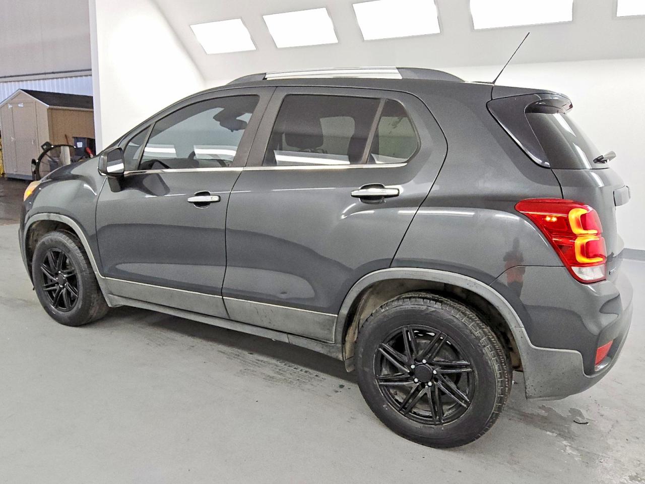 2018 CHEVROLET TRAX 1LT photo 2