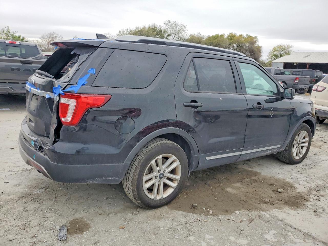 2017 FORD EXPLORER XLT photo 3