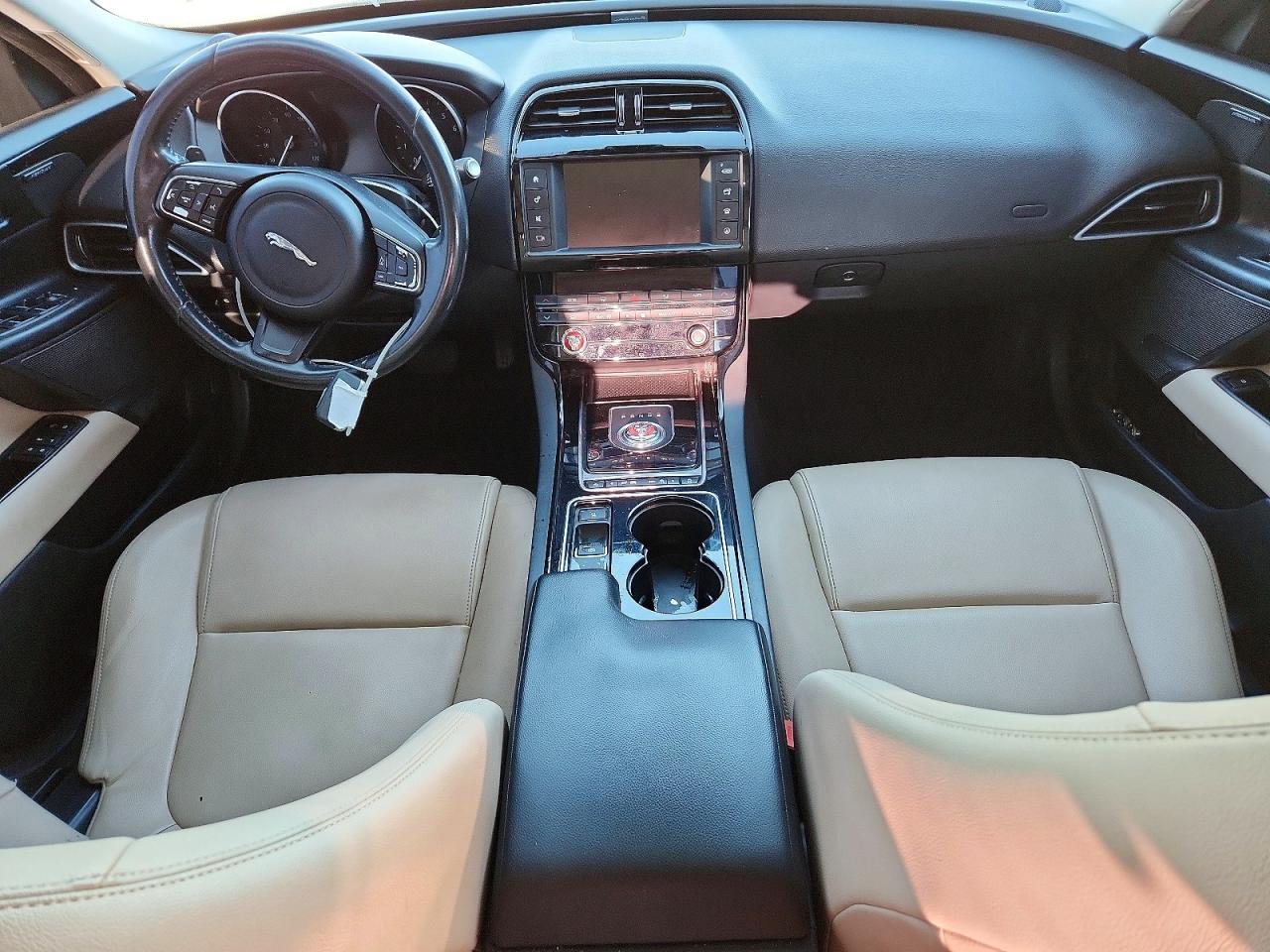 2017 JAGUAR XE PREMIUM photo 8