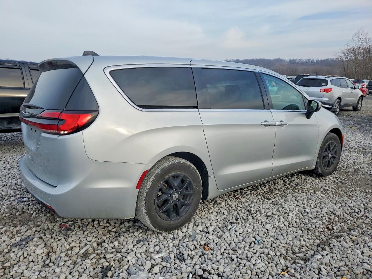 2023 CHRYSLER PACIFICA TOURING L photo 3