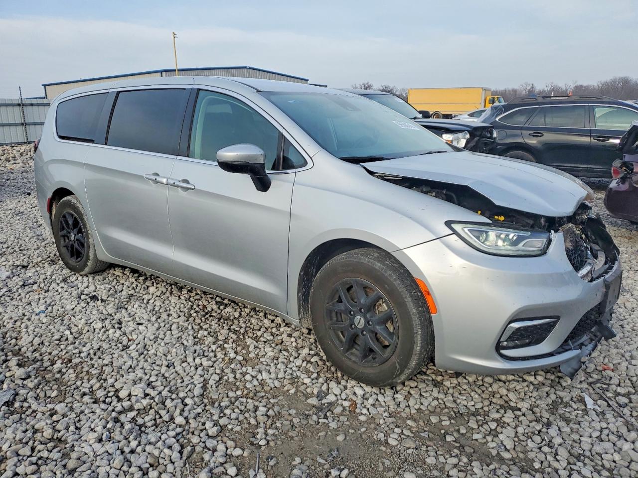 2023 CHRYSLER PACIFICA TOURING L photo 4