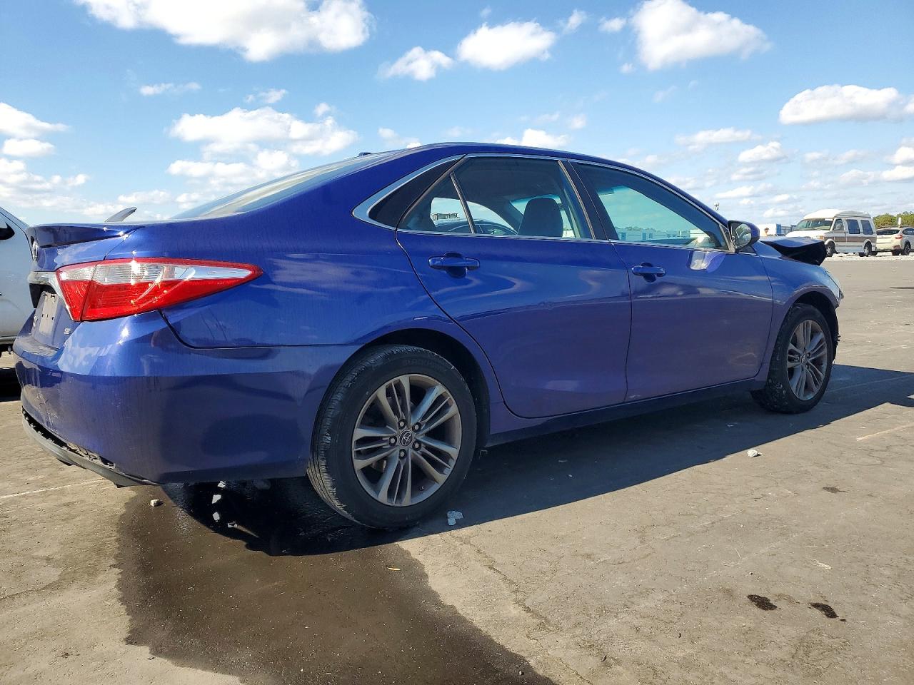 2015 TOYOTA CAMRY LE photo 3
