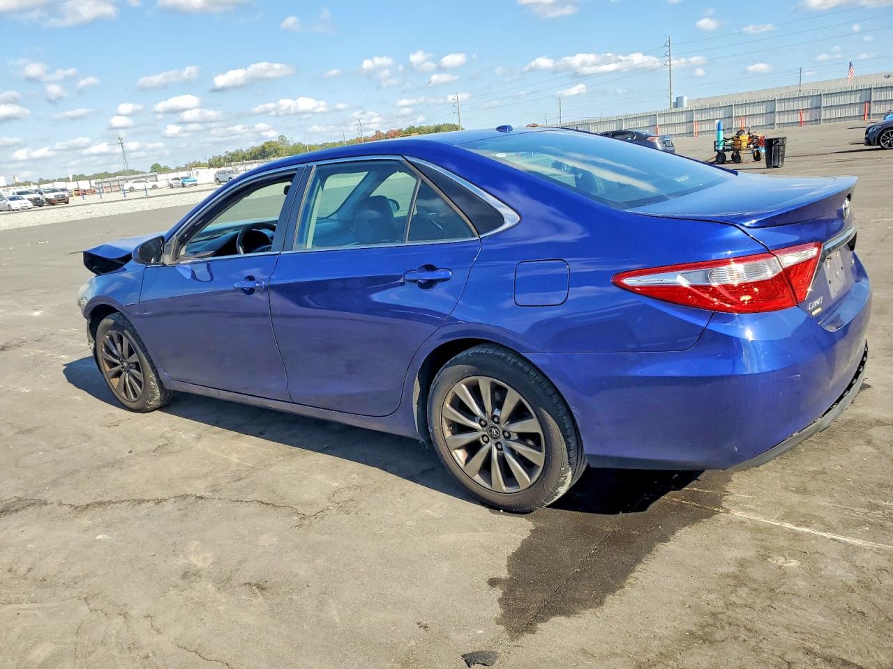 2015 TOYOTA CAMRY LE photo 2