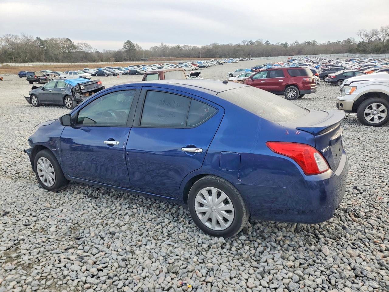 2019 NISSAN VERSA S photo 4
