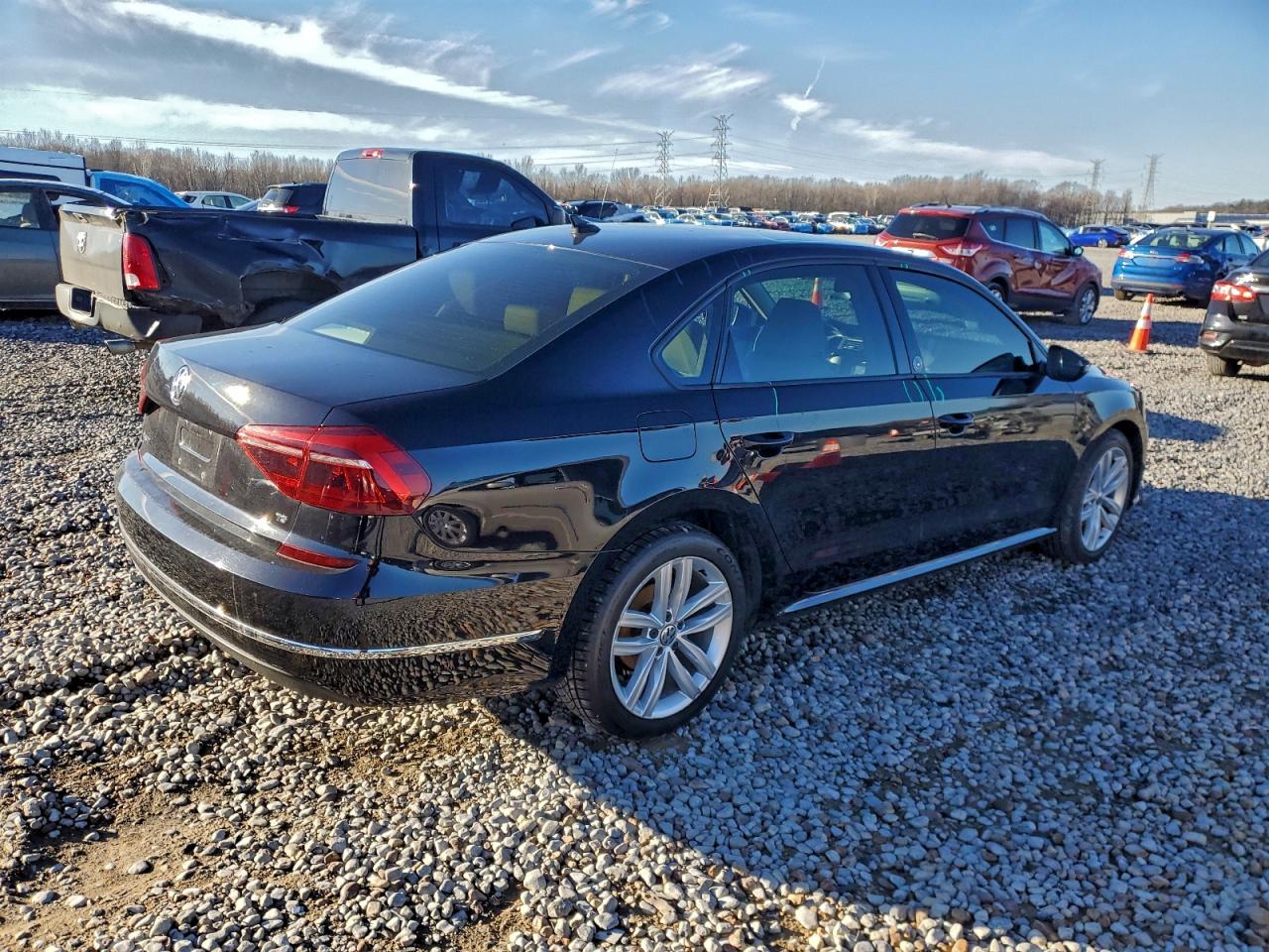 2019 VOLKSWAGEN PASSAT WOLFSBURG photo 3