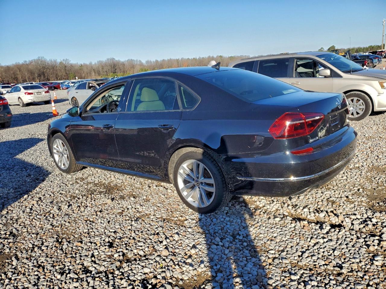 2019 VOLKSWAGEN PASSAT WOLFSBURG photo 2