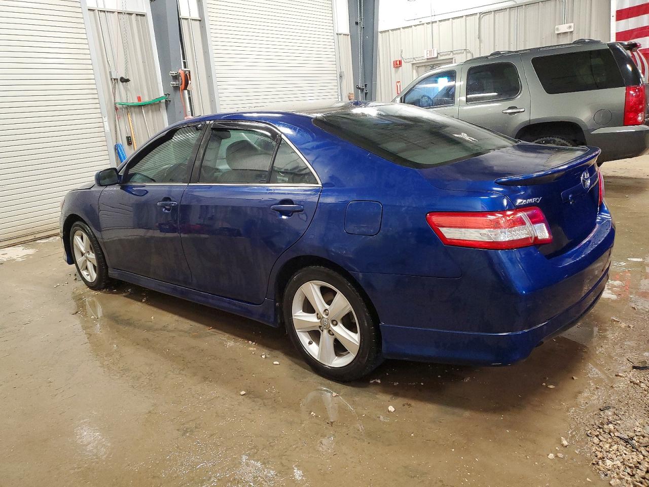 2011 TOYOTA CAMRY SE photo 2