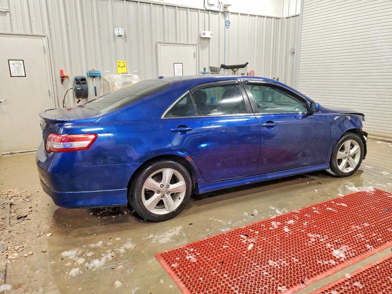 2011 TOYOTA CAMRY SE photo 3