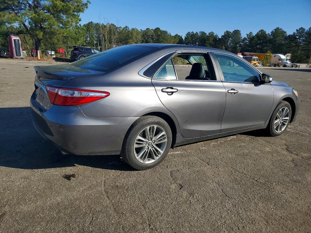 2016 TOYOTA CAMRY LE photo 3