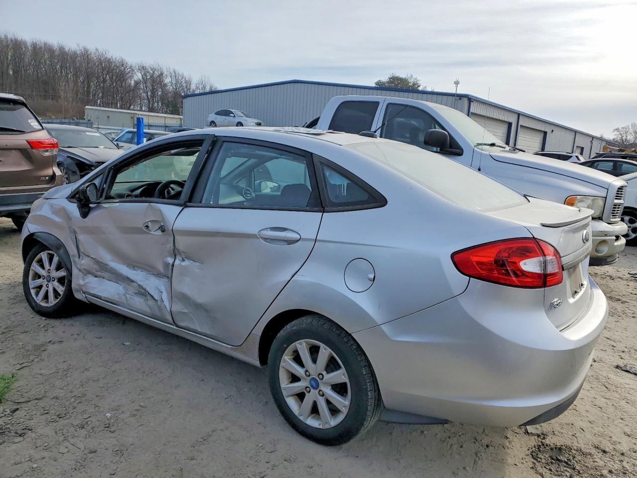 2011 FORD FIESTA SE photo 2