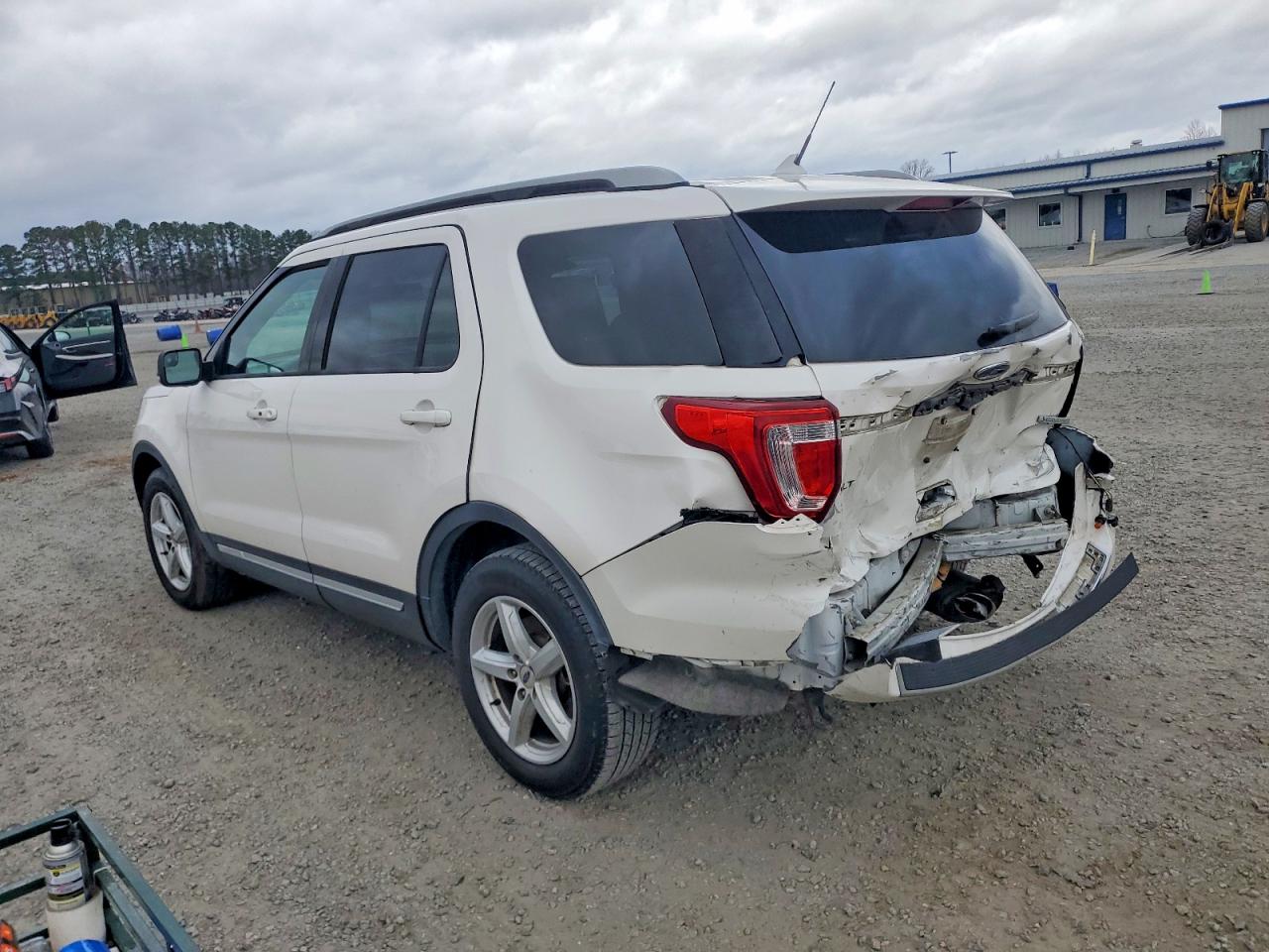 2018 FORD EXPLORER XLT photo 2