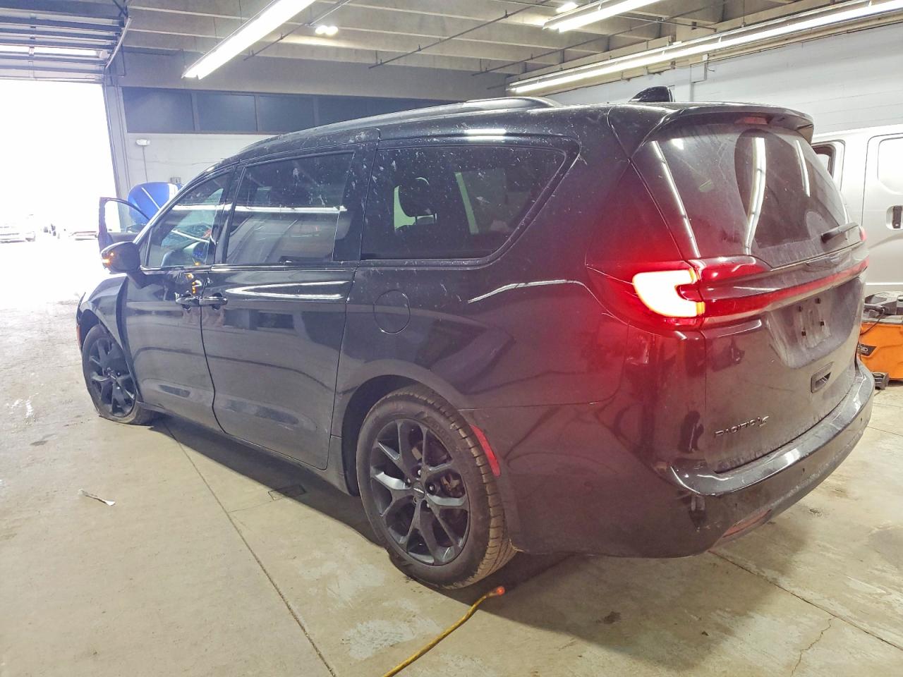 2023 CHRYSLER PACIFICA photo 4