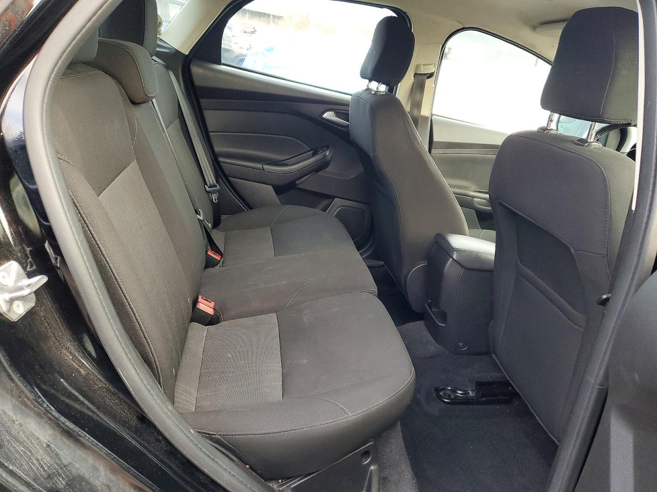 2017 FORD FOCUS SE photo 10