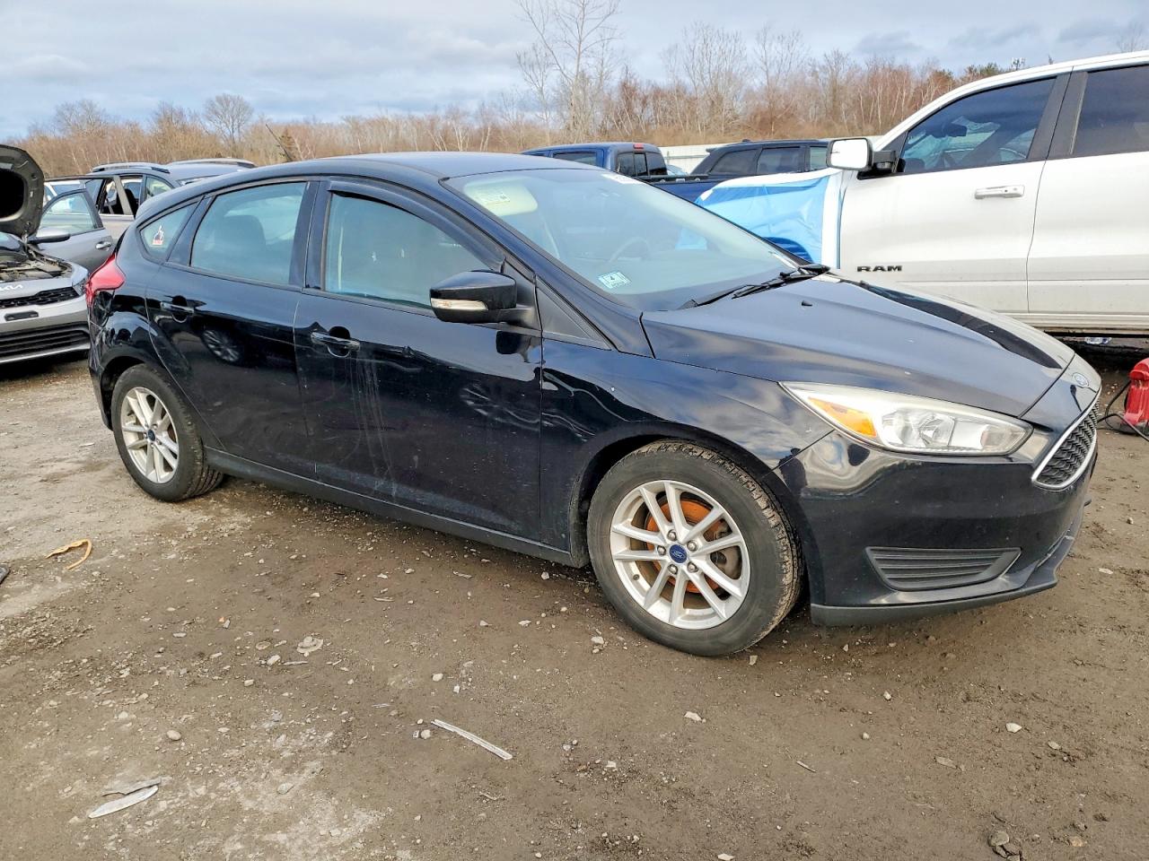 2017 FORD FOCUS SE photo 4