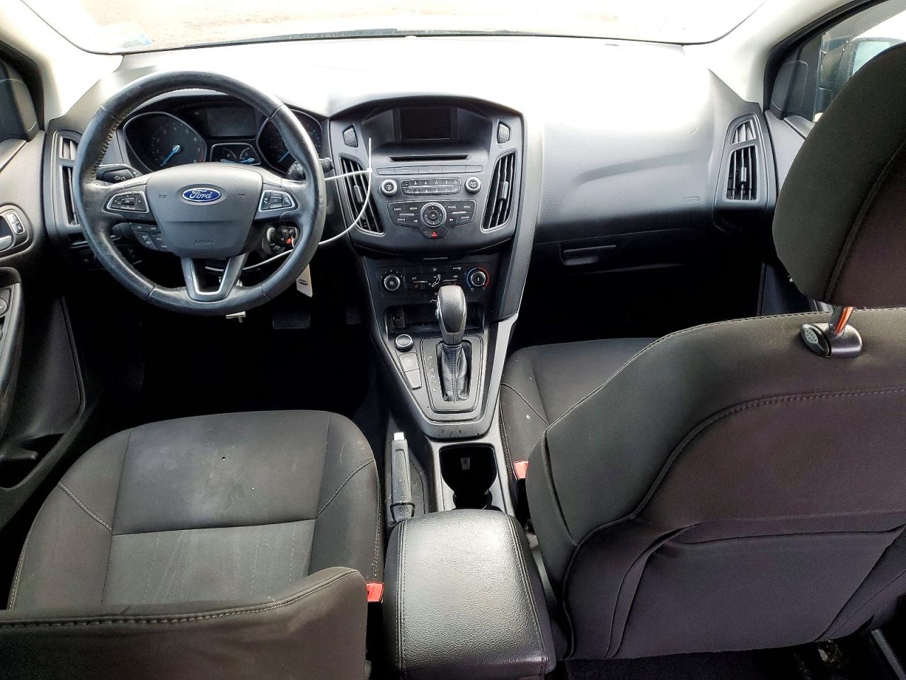 2017 FORD FOCUS SE photo 8