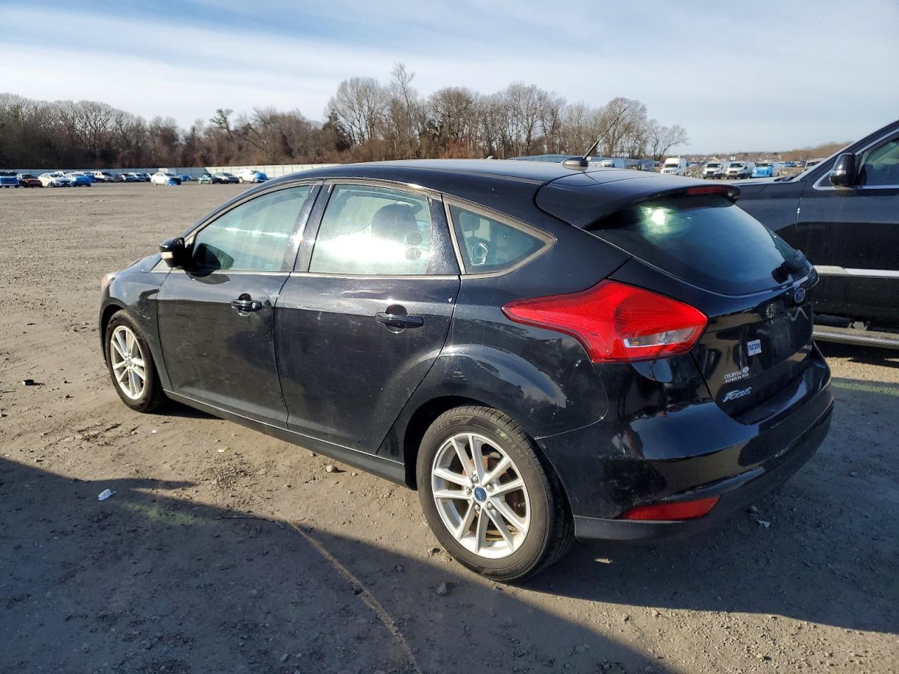 2017 FORD FOCUS SE photo 2