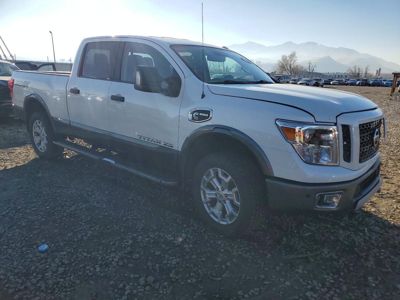 2017 NISSAN TITAN XD SL photo 4