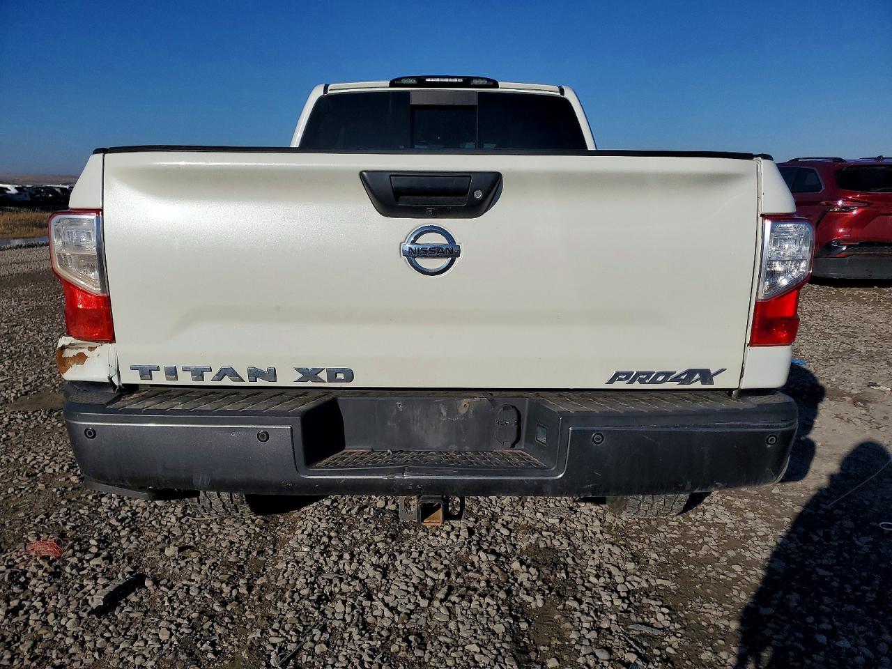 2017 NISSAN TITAN XD SL photo 6
