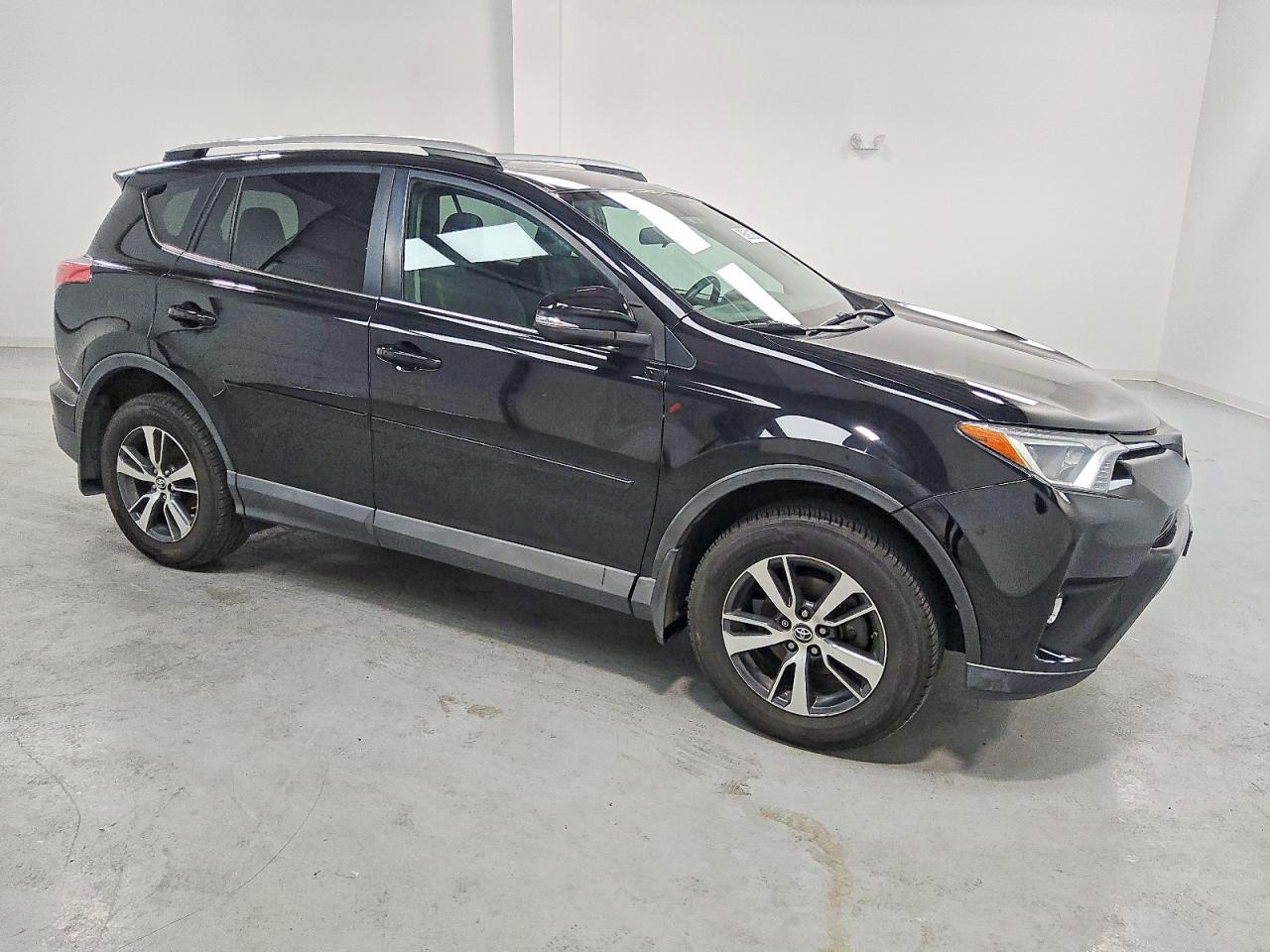 2016 TOYOTA RAV4 XLE photo 4