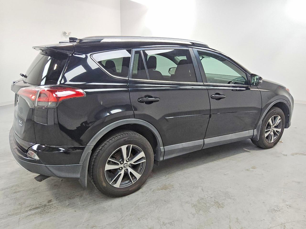 2016 TOYOTA RAV4 XLE photo 3