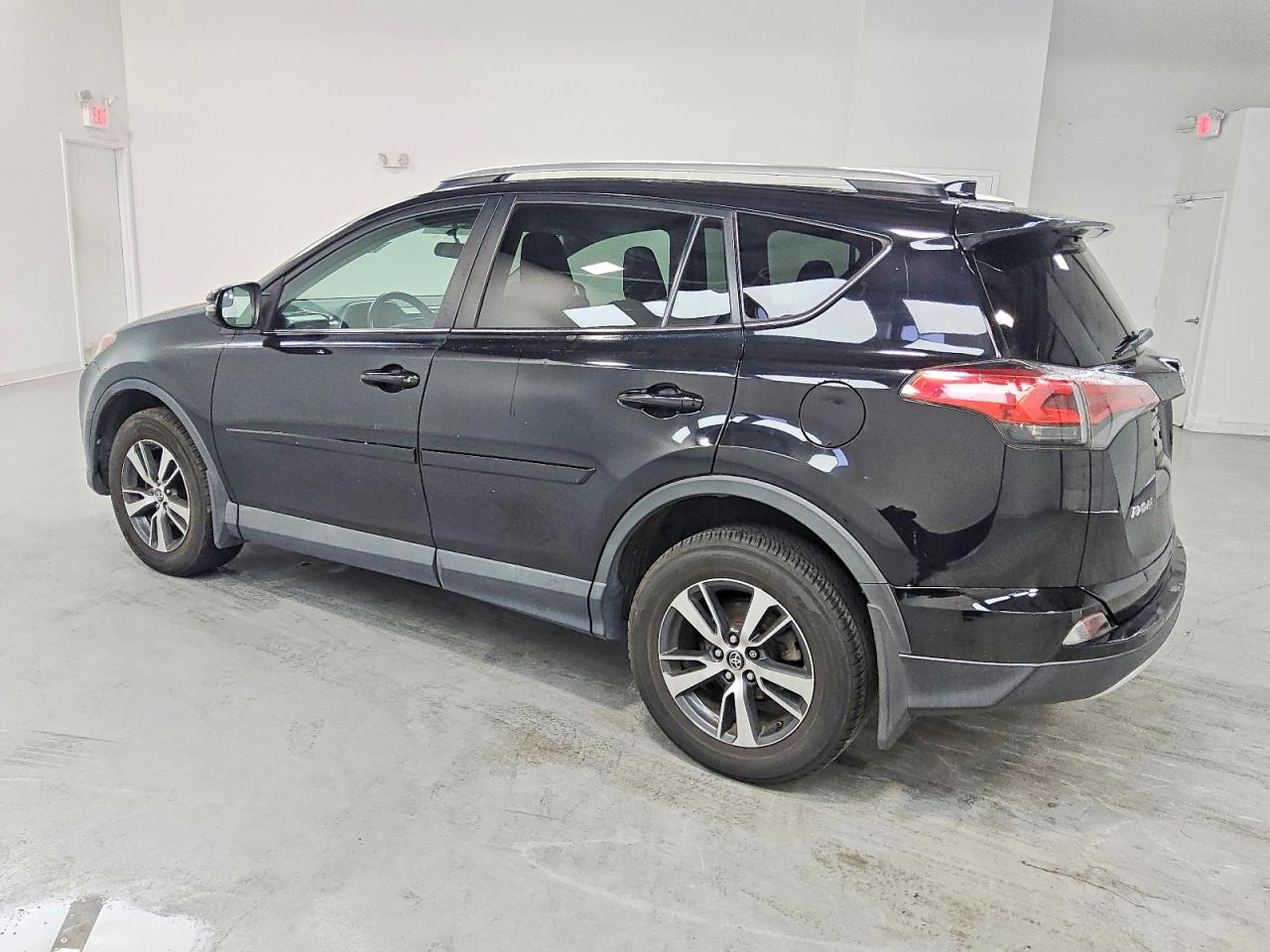 2016 TOYOTA RAV4 XLE photo 2