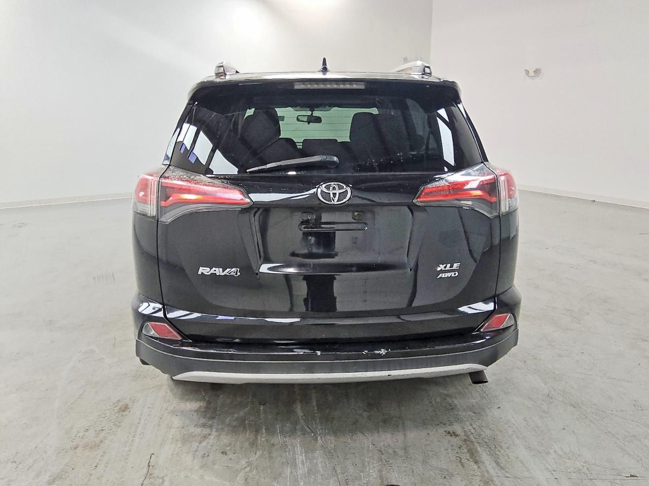 2016 TOYOTA RAV4 XLE photo 6