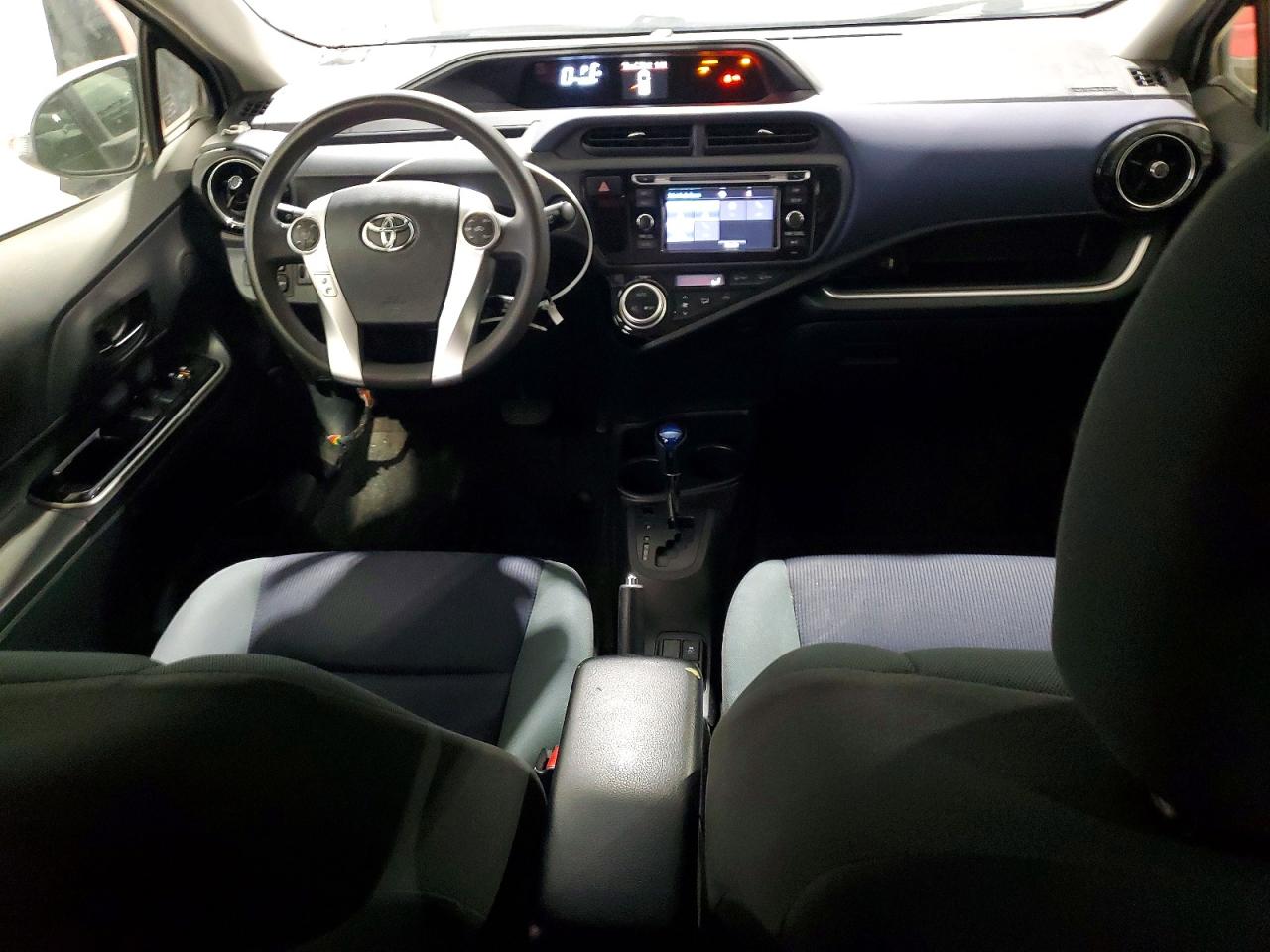 2016 TOYOTA PRIUS C photo 15