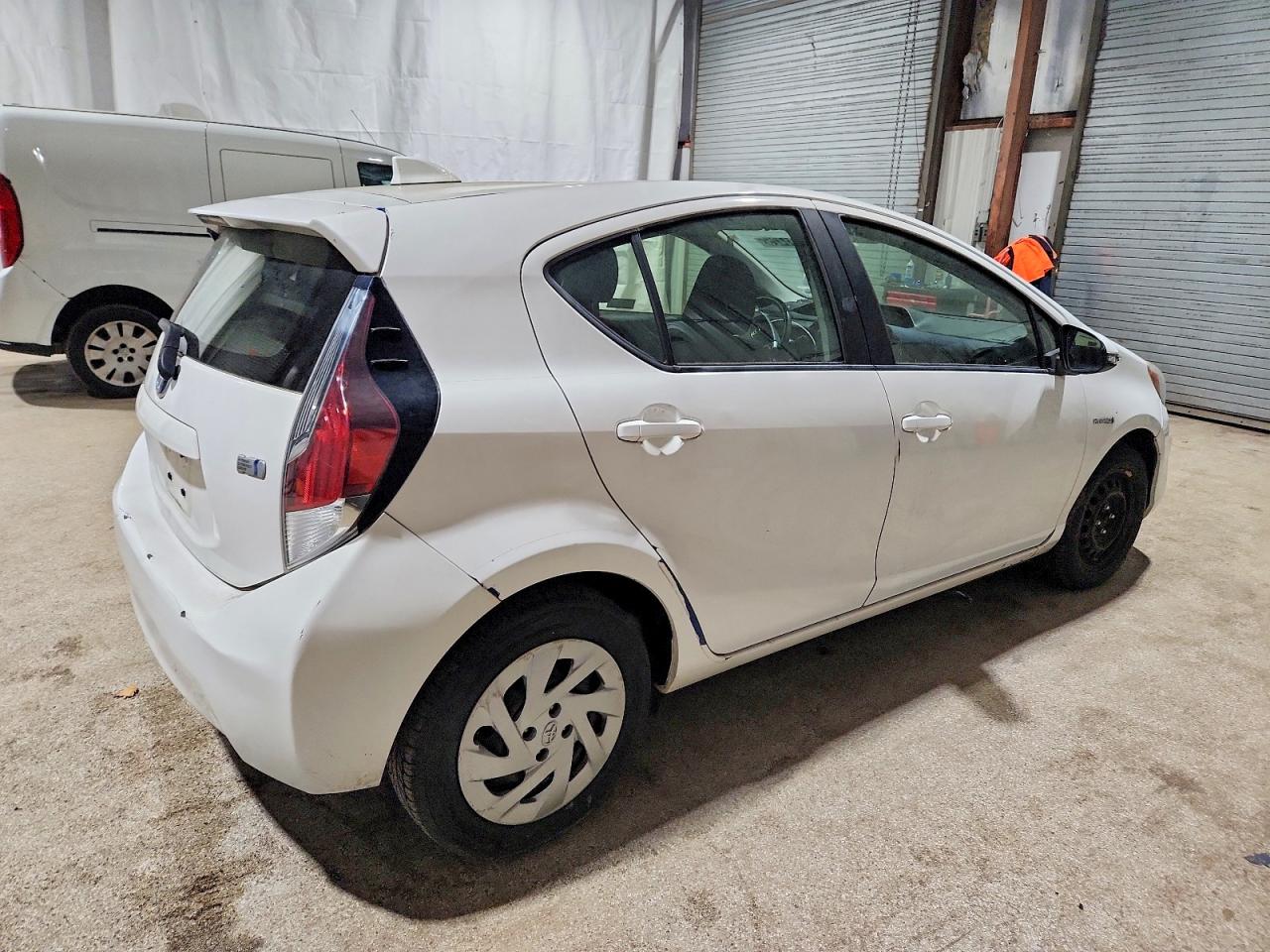 2016 TOYOTA PRIUS C photo 5