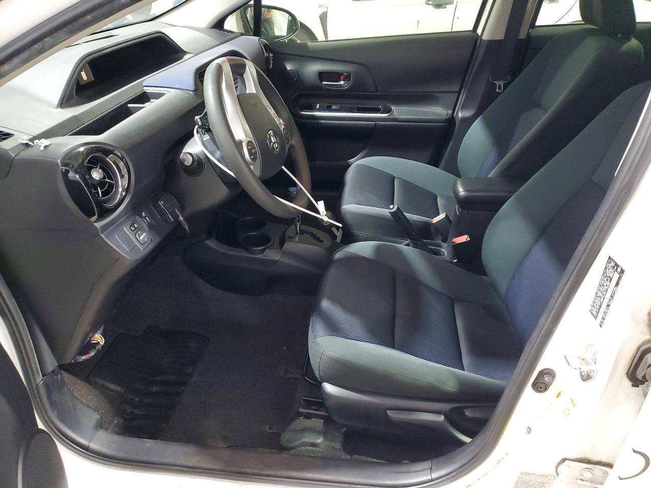 2016 TOYOTA PRIUS C photo 13