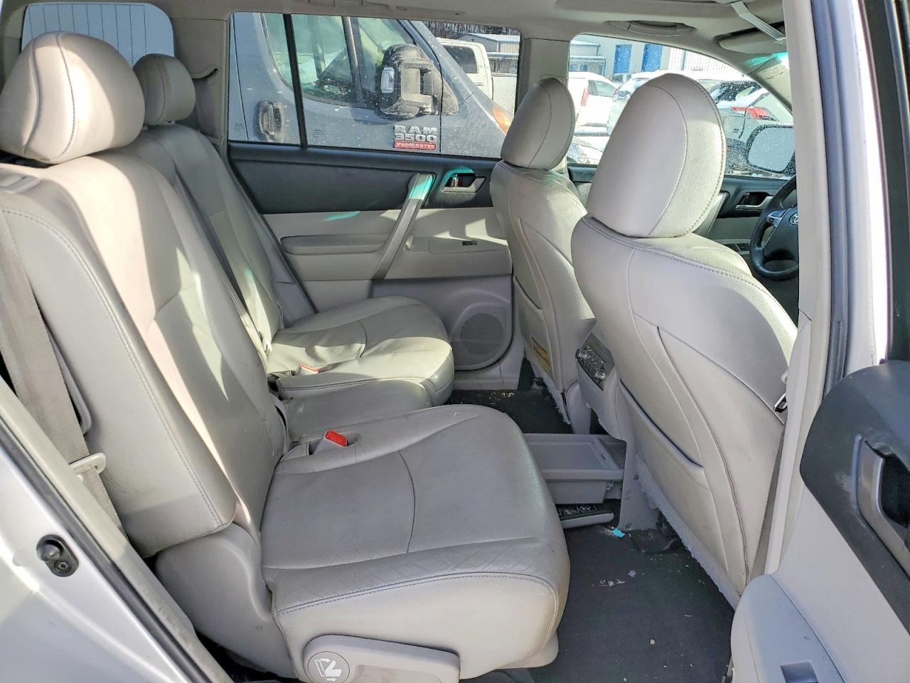 2012 TOYOTA HIGHLANDER BASE photo 11