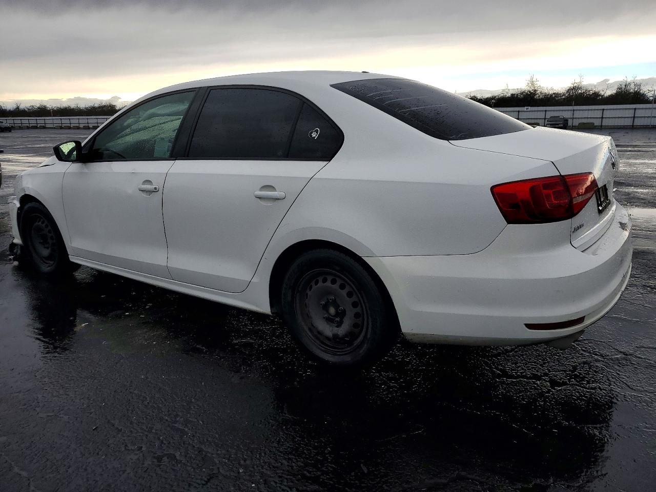 2015 VOLKSWAGEN JETTA BASE photo 2