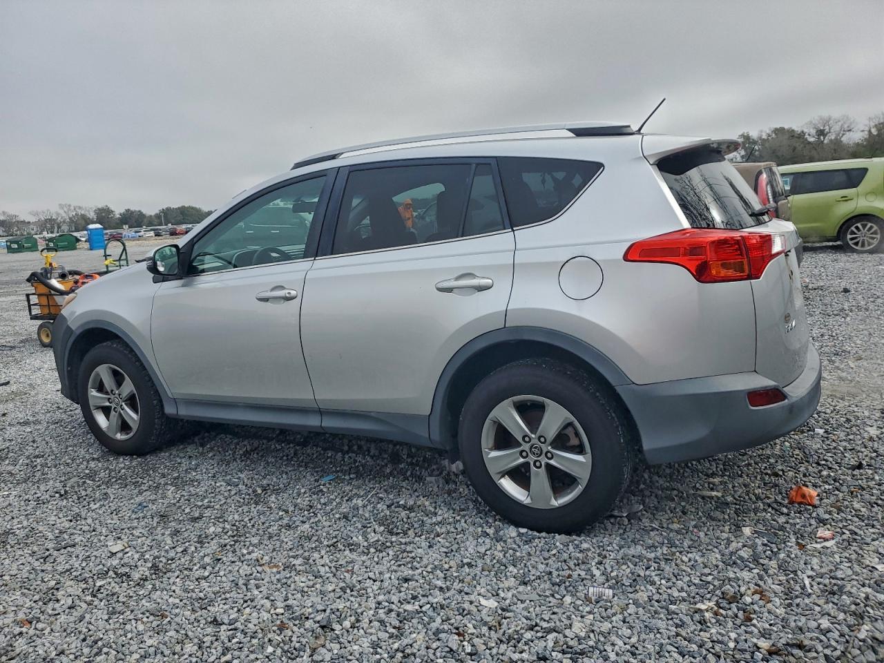 2015 TOYOTA RAV4 XLE photo 2