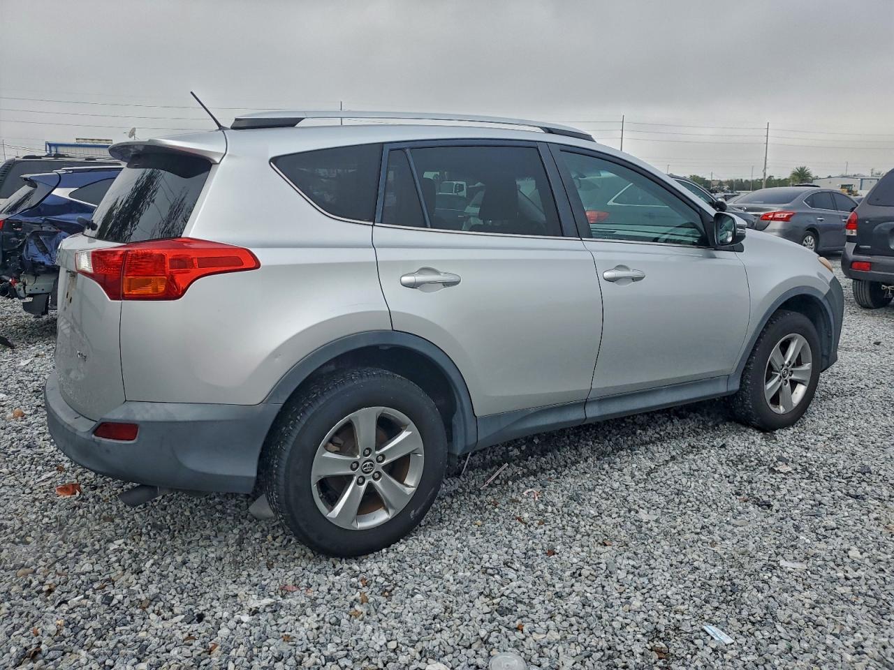 2015 TOYOTA RAV4 XLE photo 3
