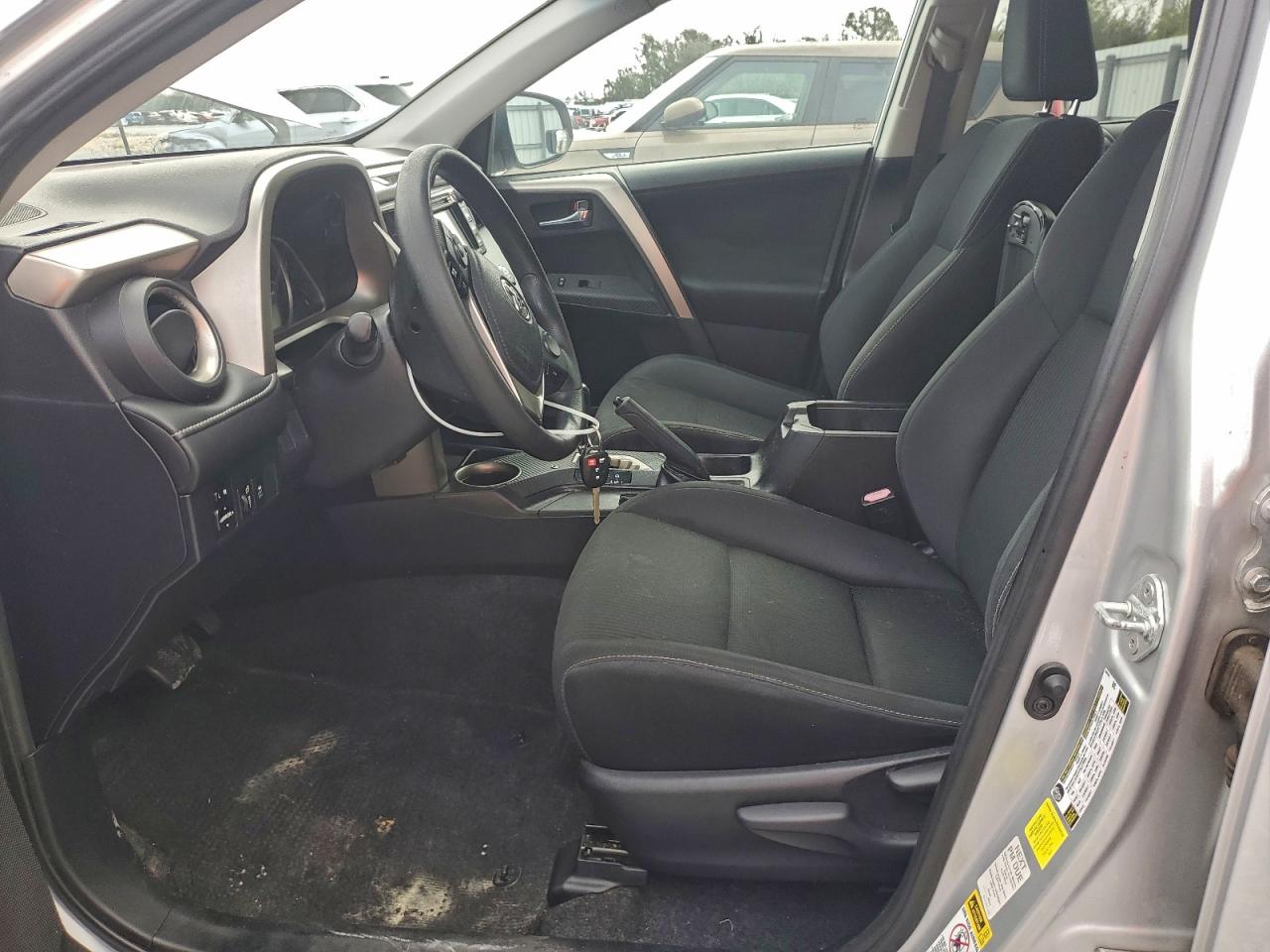 2015 TOYOTA RAV4 XLE photo 7
