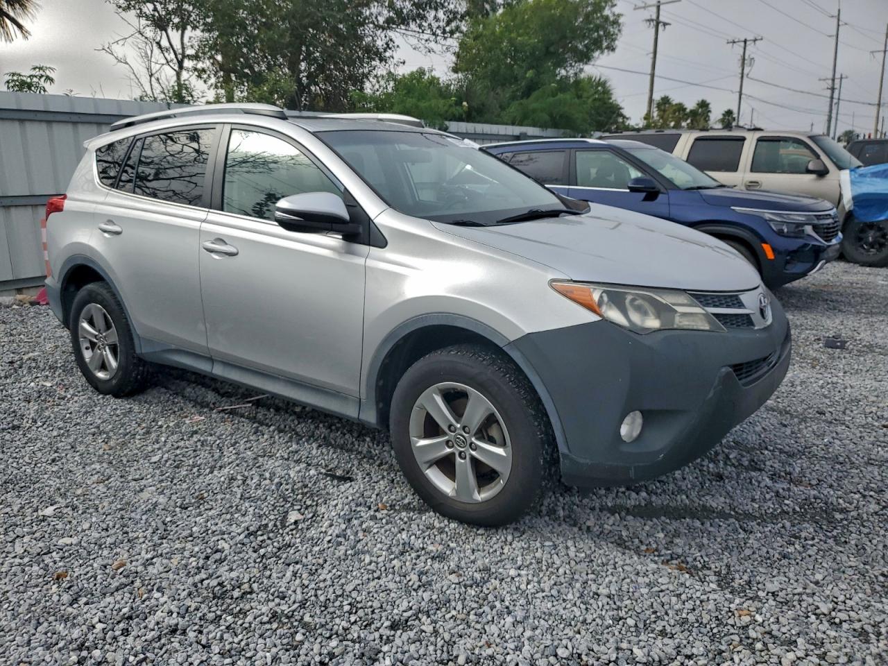 2015 TOYOTA RAV4 XLE photo 4