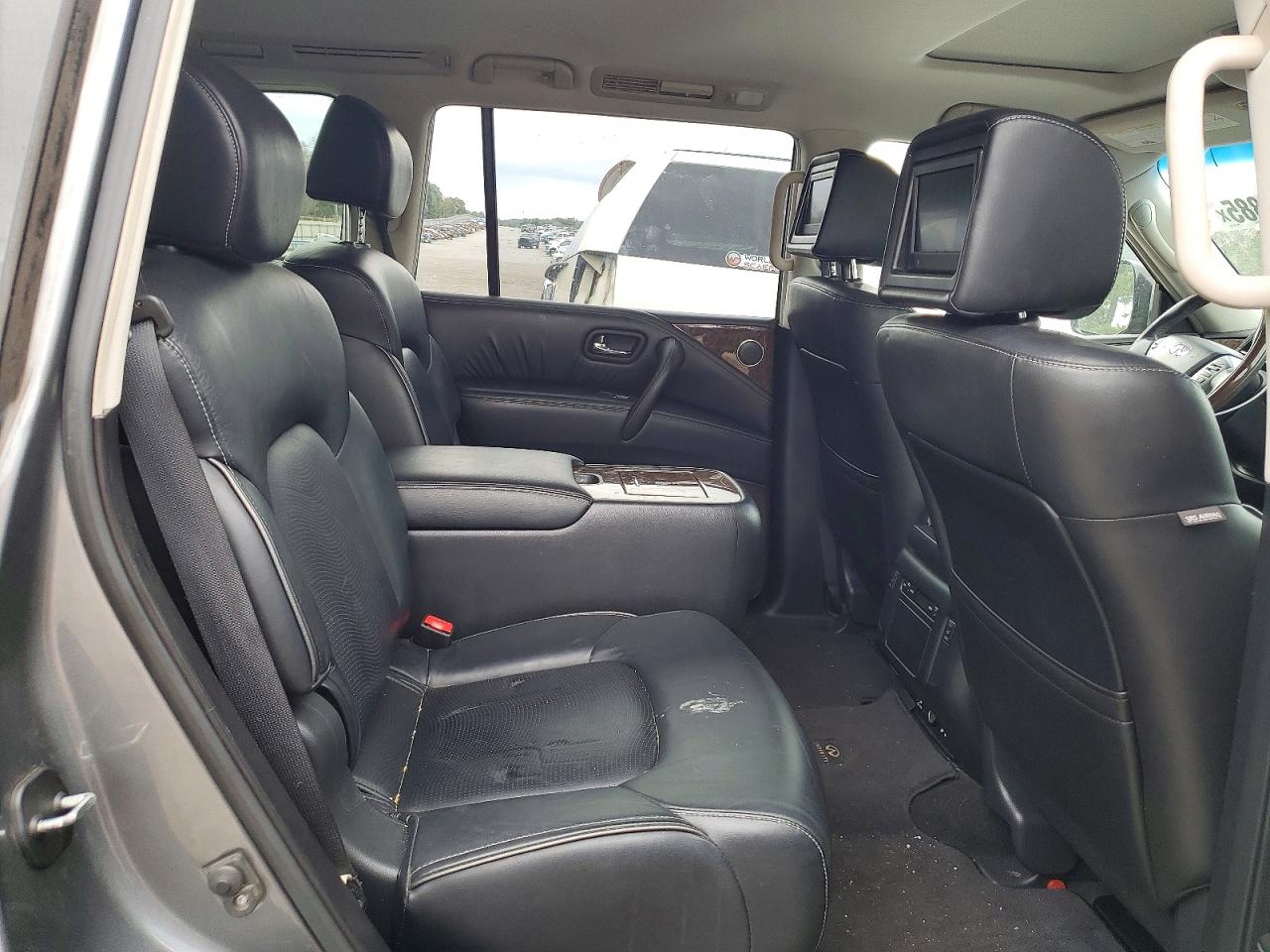 2017 INFINITI QX80 BASE photo 11