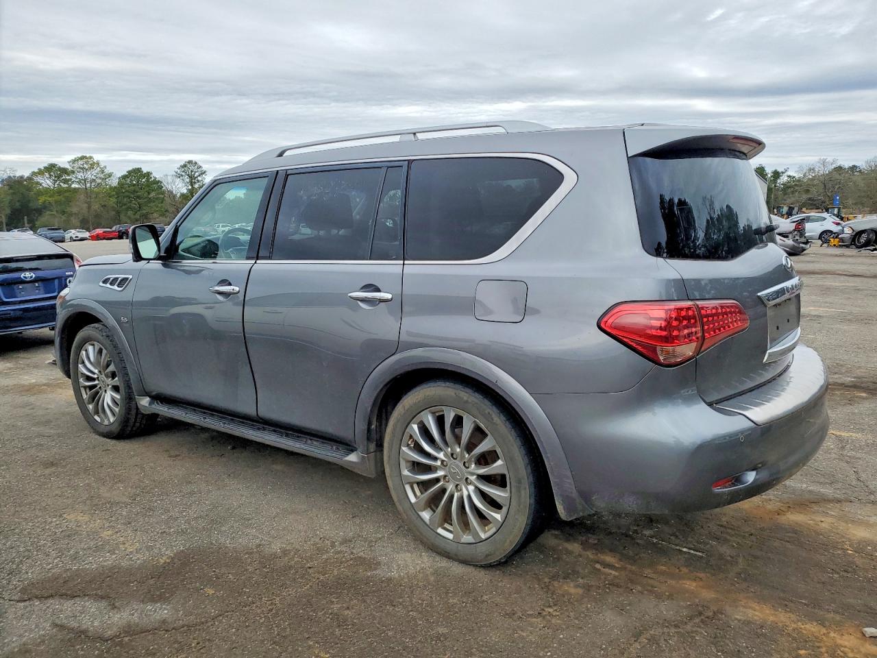 2017 INFINITI QX80 BASE photo 2