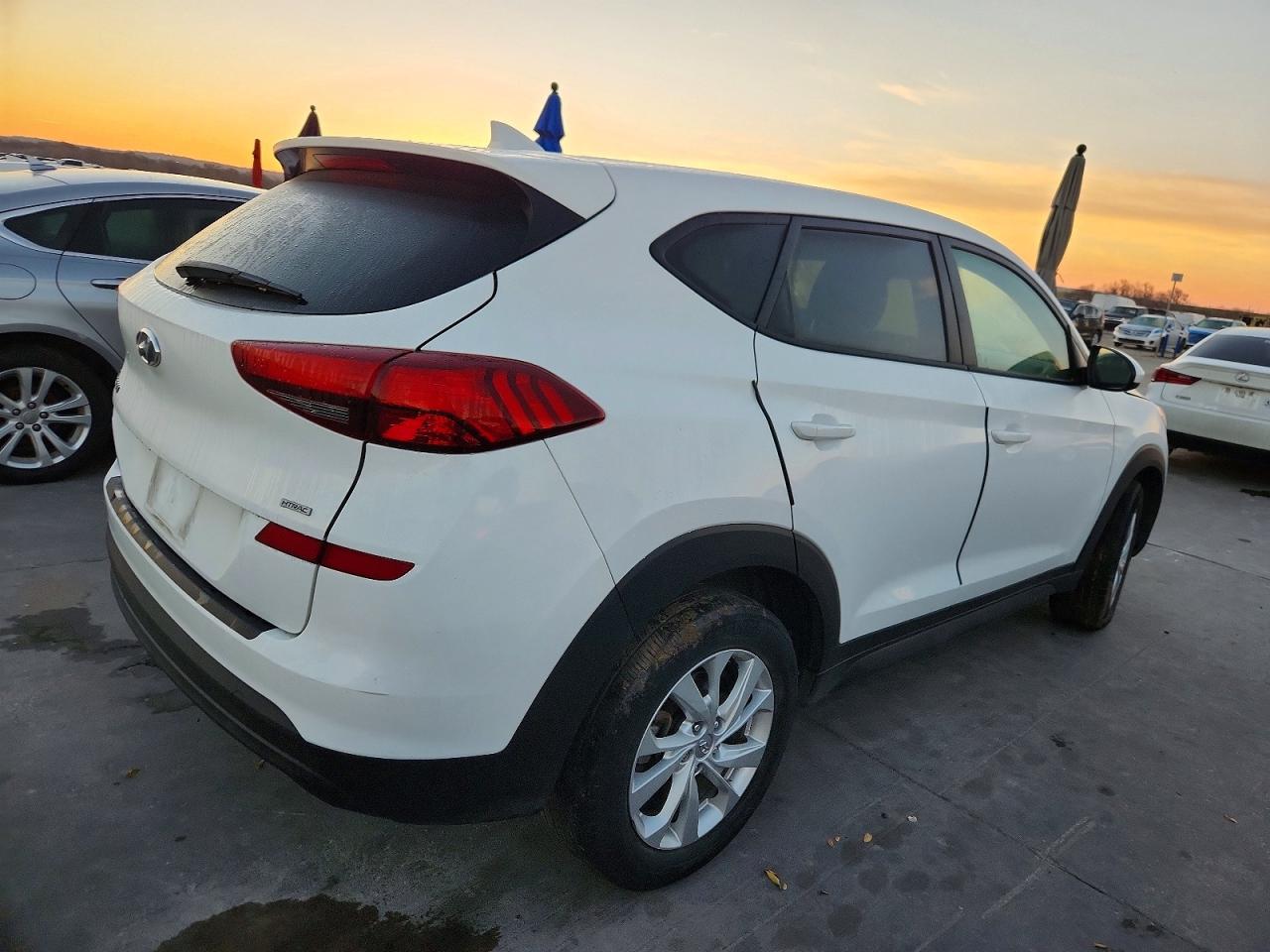 2021 HYUNDAI TUCSON SE photo 3