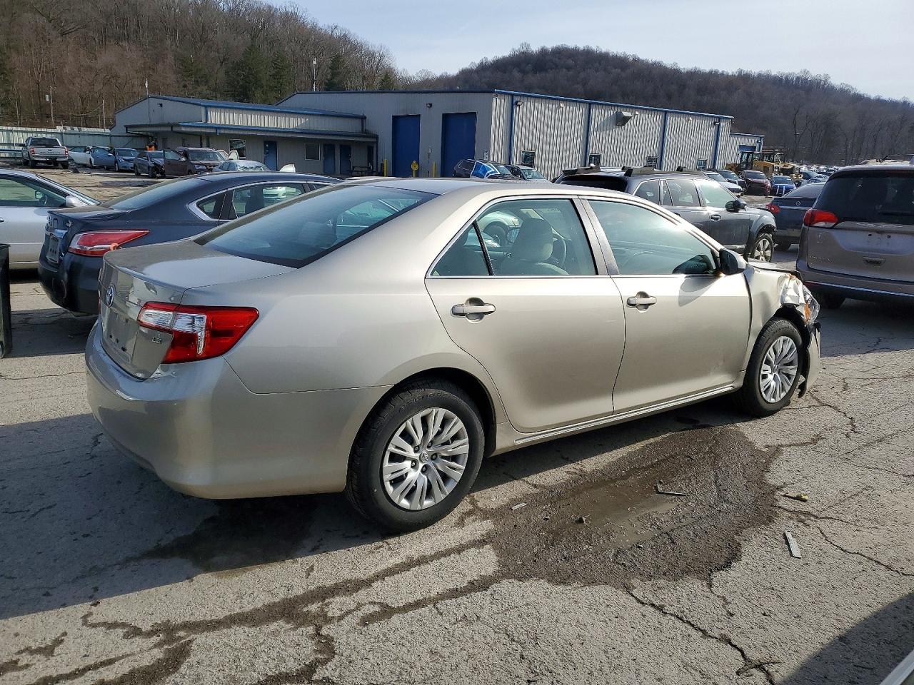 2014 TOYOTA CAMRY L photo 3