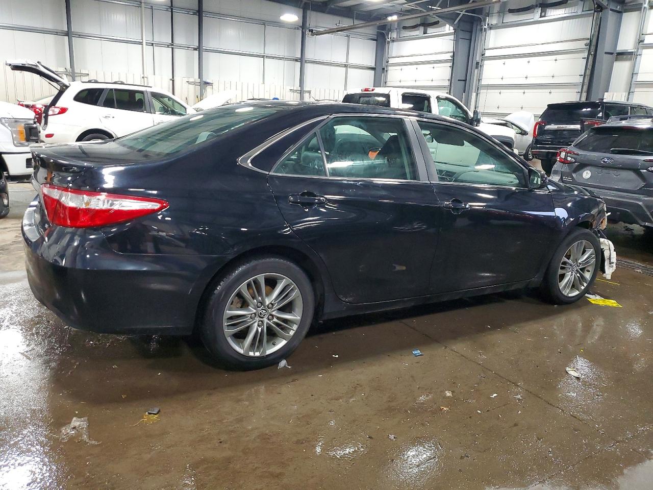 2015 TOYOTA CAMRY SE photo 3