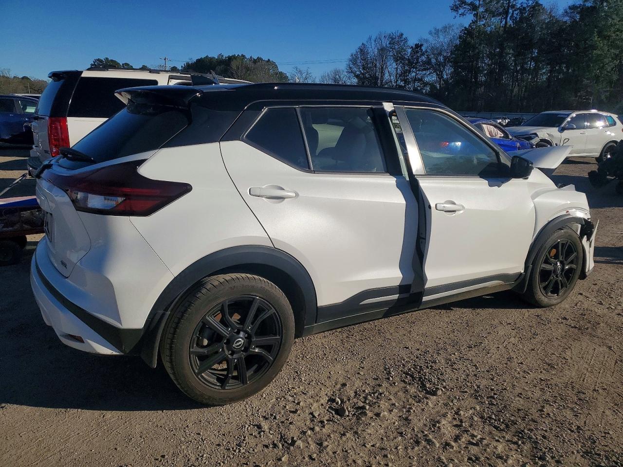 2022 NISSAN KICKS SR photo 3