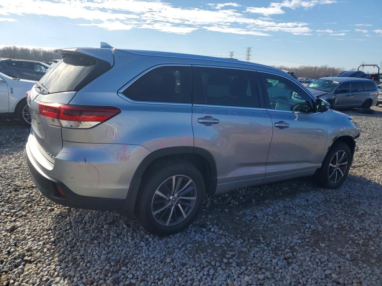 2018 TOYOTA HIGHLANDER SE photo 3