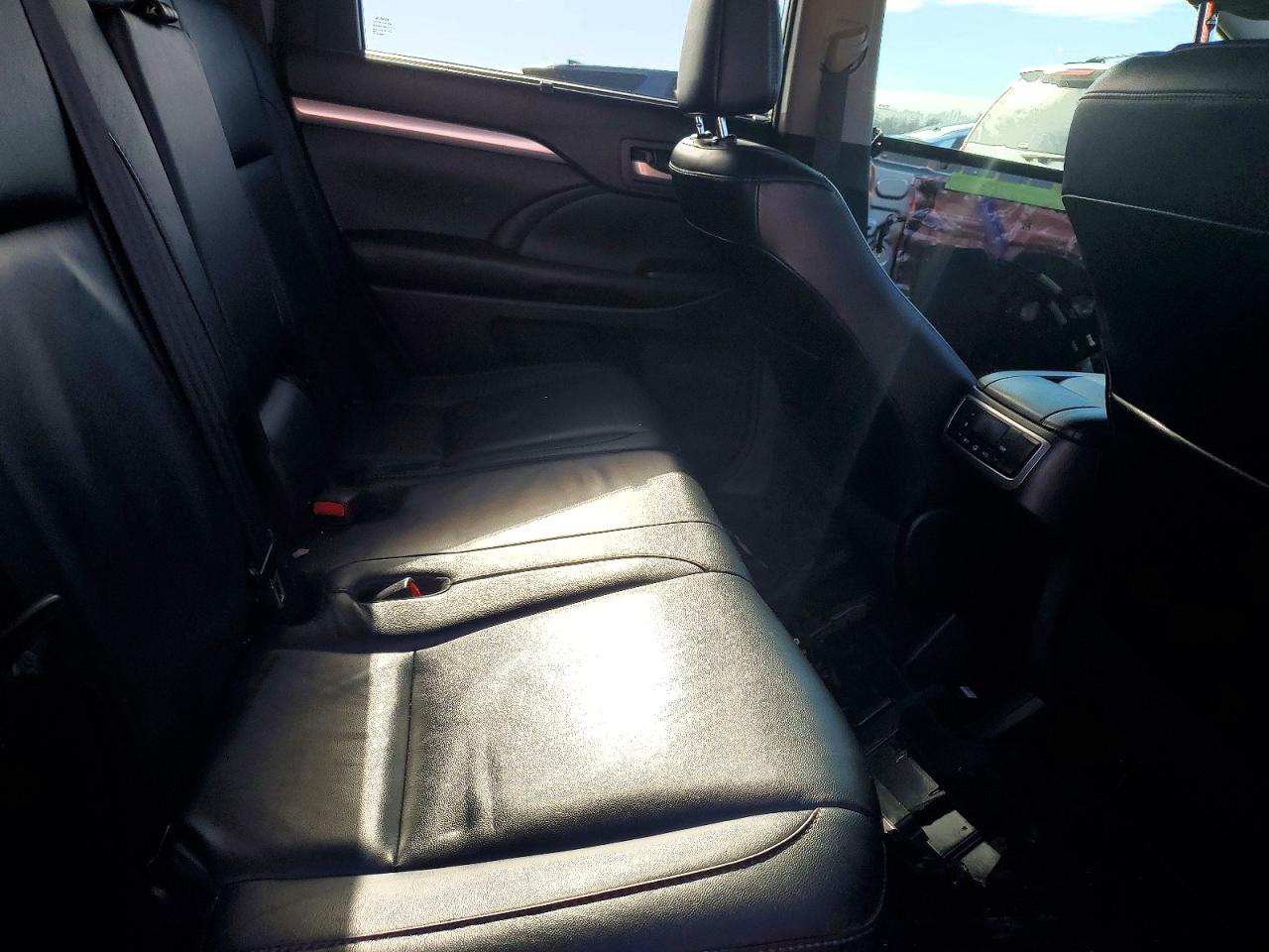 2018 TOYOTA HIGHLANDER SE photo 11