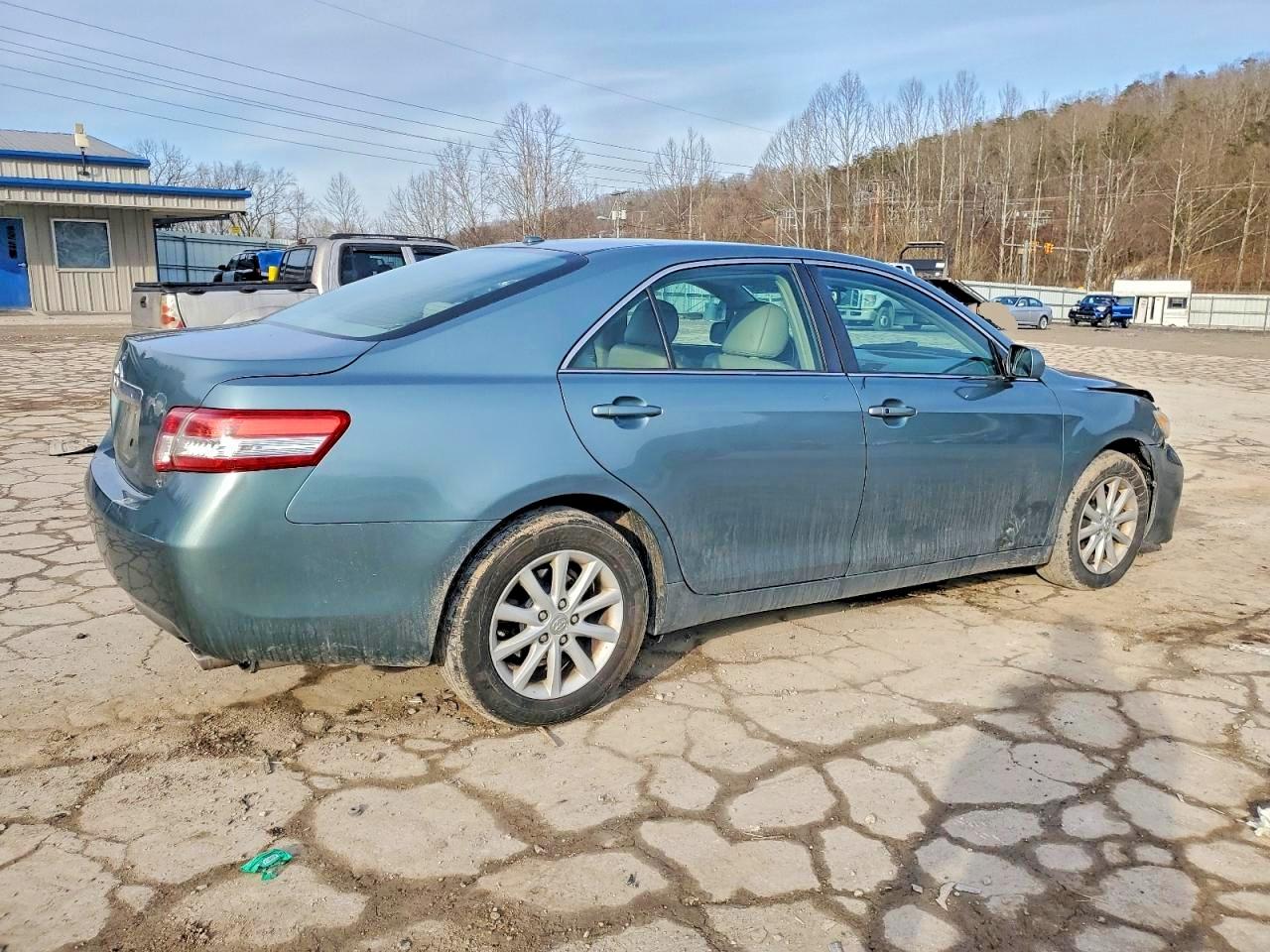 2010 TOYOTA CAMRY BASE photo 3