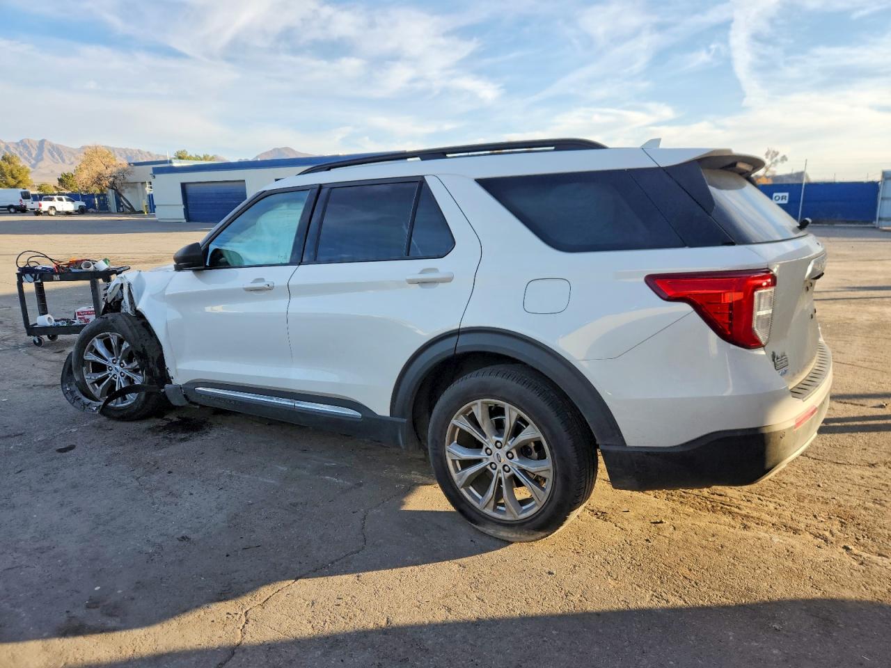 2023 FORD EXPLORER XLT photo 3