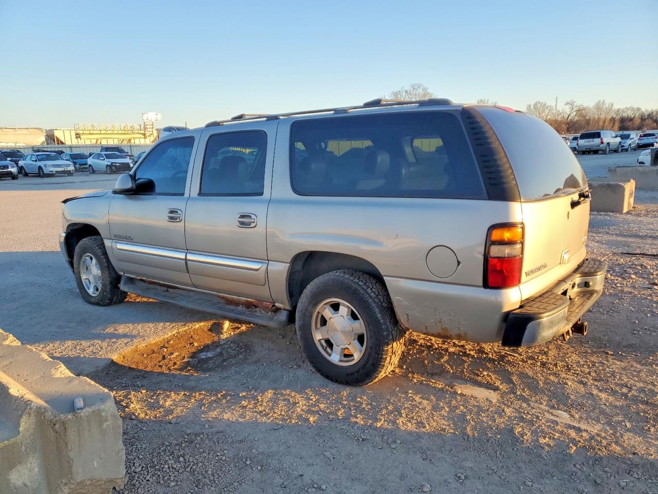 2005 GMC YUKON XL K1500 photo 2