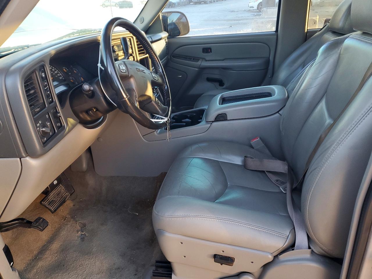 2005 GMC YUKON XL K1500 photo 7